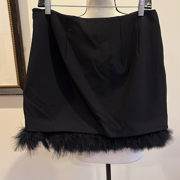 Express Black Mini with Feather Trim Size 10 NWT - Picture 2 of 11